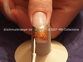 Nailart Liner in der Farbe gold