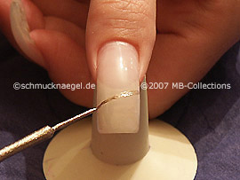 Nailart Liner in der Farbe gold
