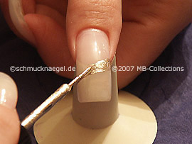 Nailart Liner in der Farbe gold