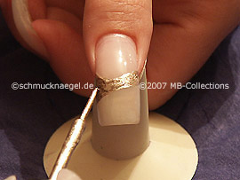 Nailart Liner in der Farbe gold