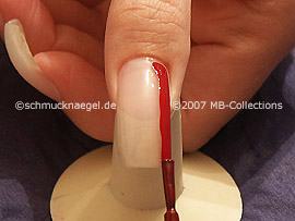 Nagellack in der Farbe dunkelrot