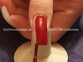 Nagellack in der Farbe dunkelrot