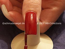 Nagellack in der Farbe dunkelrot