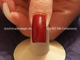 Nagellack in der Farbe dunkelrot