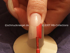 Nagellack in der Farbe hellrot
