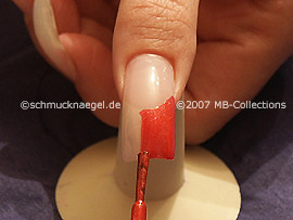 Nagellack in der Farbe hellrot