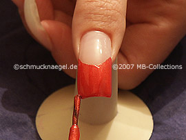 Nagellack in der Farbe hellrot