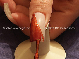 Nagellack in der Farbe kastanienbraun