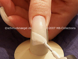 Nagellack in der Farbe weiß