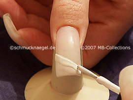 Nagellack in der Farbe weiß und Nailart Pen in der Farbe dunkelblau