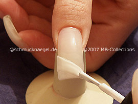 Nagellack in der Farbe weiß und Nailart Pen in der Farbe dunkelblau