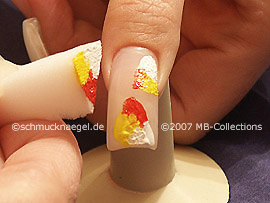 Dreieckiger Schwamm mit Acrylfarben