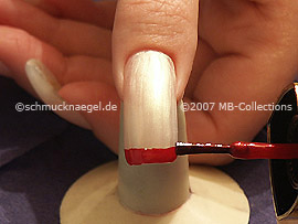 Nagellack in der Farbe dunkelrot