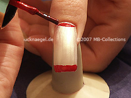 Nagellack in der Farbe dunkelrot