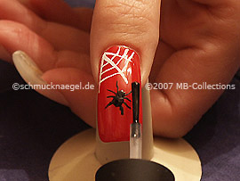Fingernagel mit einem Klarlack überlackieren