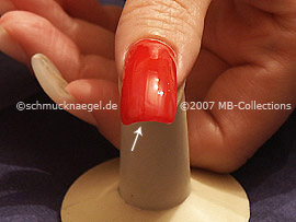Bei künstlichen Fingernägeln die vordere Nagelkante mitlackieren