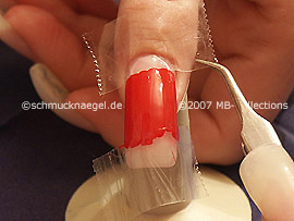 Mit der Pinzette den oberen Klebestreifen entfernen