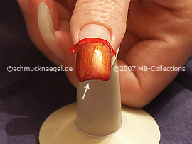 Bei künstlichen Fingernägeln die vordere Nagelkante mitlackieren