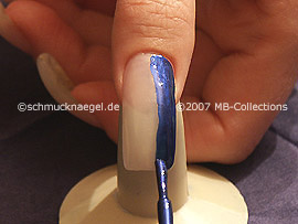 Nagellack in der Farbe dunkelblau