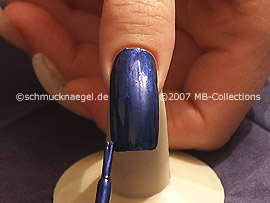 Nagellack in der Farbe dunkelblau