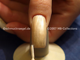 Nagellack in der Farbe hellbeige