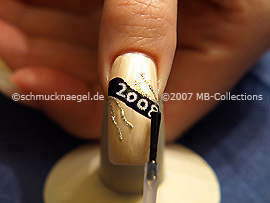 Fingernagel mit einem Klarlack überlackieren