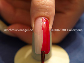 Nagellack mit gleichmäßigen Pinselstrichen auftragen