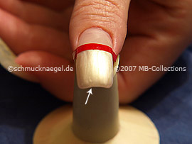Bei künstlichen Fingernägeln die vordere Nagelkante mitlackieren