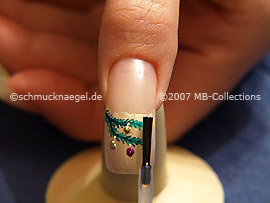 Fingernagel mit einem Klarlack überlackieren