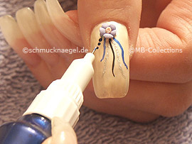 Nail art pen de color azul oscuro