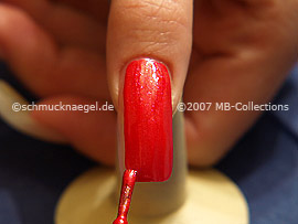 Esmalte en rojo claro con glitter
