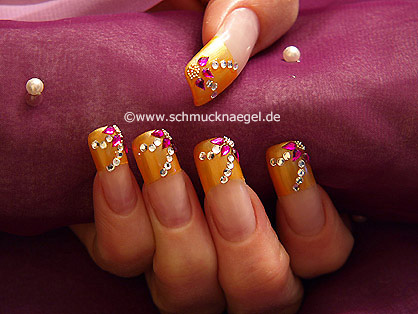 Uñas francesas con bouillons y piedras strass