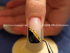 Esmalte transparente, pinzeta y un pedazo del papel de oro
