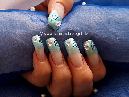 Diseño en uñas con almeja del mar