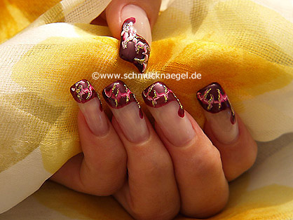 Uñas decoradas con acentos en oro