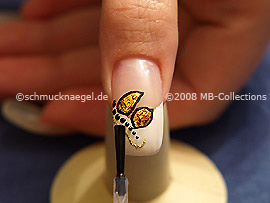 El esmalte transparente protege el motivo