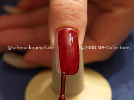 Esmalte en rojo oscuro