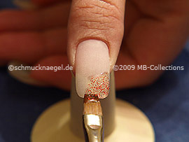 Pincel plano y el gel con glitter en rojo