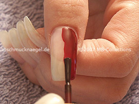 Esmalte de color rojo oscuro