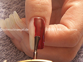 Esmalte de color rojo oscuro