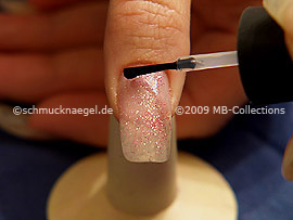 Esmalte transparente, pinzeta y hojas secas