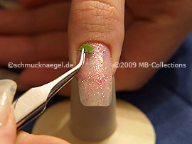 Esmalte transparente, pinzeta y hojas secas
