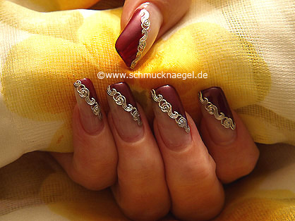 Decoración de uñas con nail-tattoo y esmalte