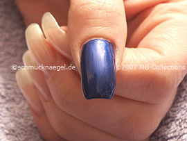 Esmalte de color azul oscuro