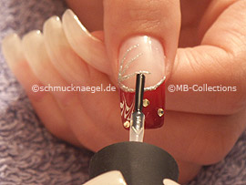 esmalte transparente el spot-swirl y piedras strass en rojo