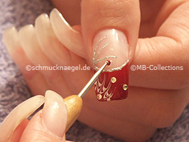 esmalte transparente el spot-swirl y piedras strass en rojo