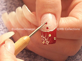 esmalte transparente el spot-swirl y piedras strass en rojo