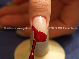 Esmalte en rojo oscuro