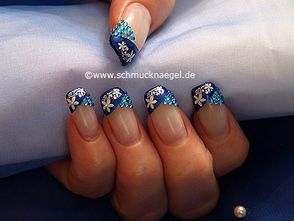 Piedras strass y esmalte en azul