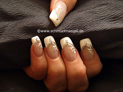 Manicura francesa para boda con piedras strass